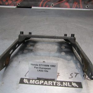 Honda ST1100 Pan European SC26 94 Beugel Achterkant 77313-MT3-000 PLATE, CENTER GRAB RAIL
