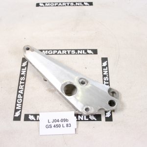 Suzuki GS450L Voetsteunplaat rechts / 43811-44110 Bracket Muffler Right