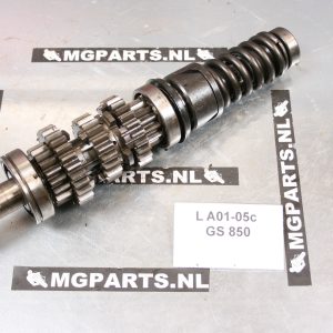 Suzuki GS 850 78-80 Versnellingsbakas in - 24121-45102 24121-45103 Shaft, Counter