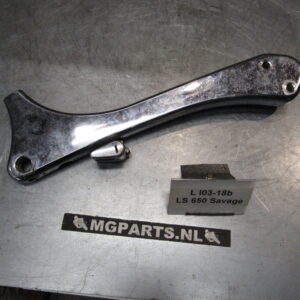 Suzuki LS 650 Savage 86-04 Sissybar Beugel rechts 46240-24B00