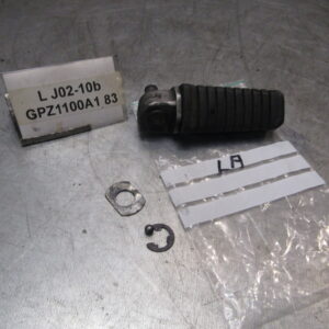 Kawasaki GPZ1100A1 uni track 83 Voetsteun LA - 34028-1061 Step, Rr, Lh (LJ02-10b)