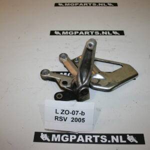 Aprilia RSV 1000 2005 Voetsteunplaat met voetsteun links voor - AP8154069 LH front footrest bracket