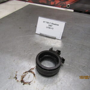 Honda VT750C Shadow RC14 1987 Inlaatrubber - 16211-ME9-000 Insulator, Carburator (LF06-13)
